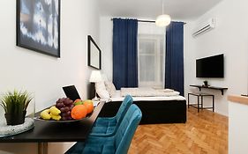 Boutique Central Apartments R611